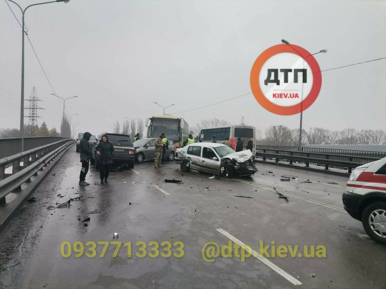 Серед постраждалих - автомобіль військових