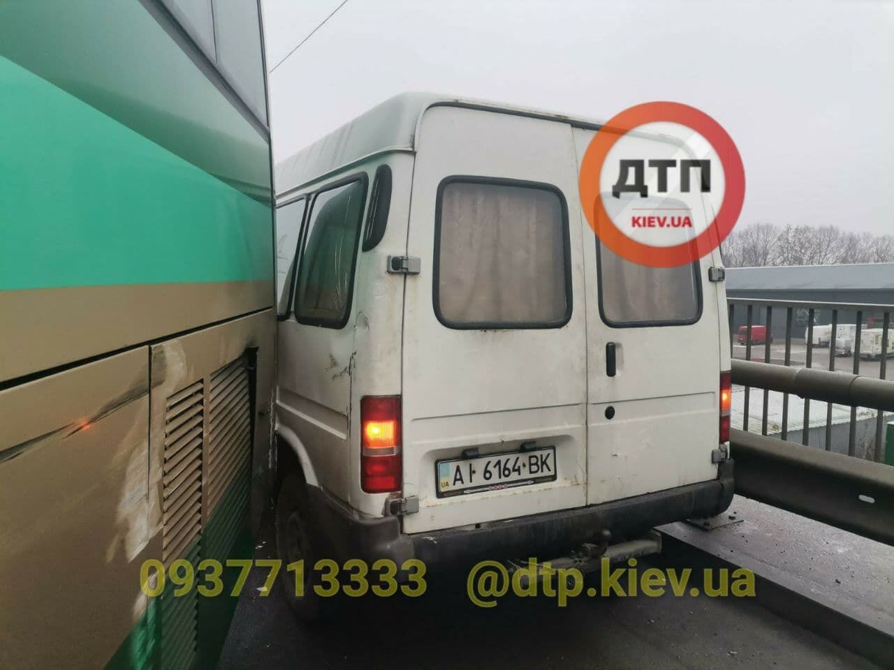 У ДТП під Києвом портапило два автобуси