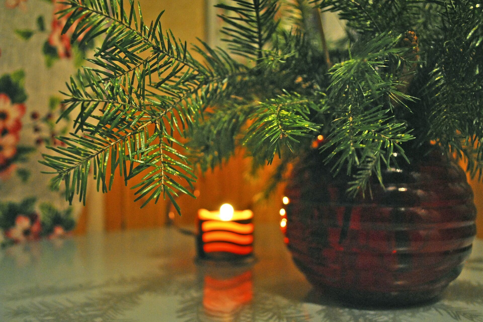 Свеча, букет из ели, новогоднее украшение