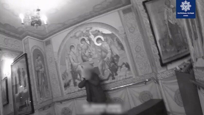 Чоловік увірвався до церкви в Києві й погрожував себе зарізати.