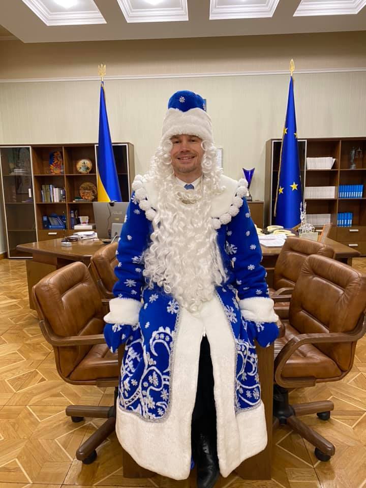 Глава Мін'юсту в костюмі Діда Мороза