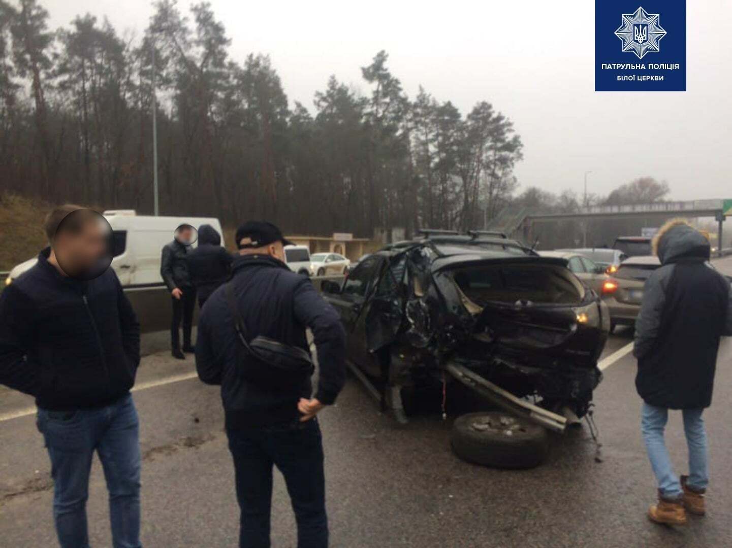 Несколько автомобилей получили серьезные повреждения.