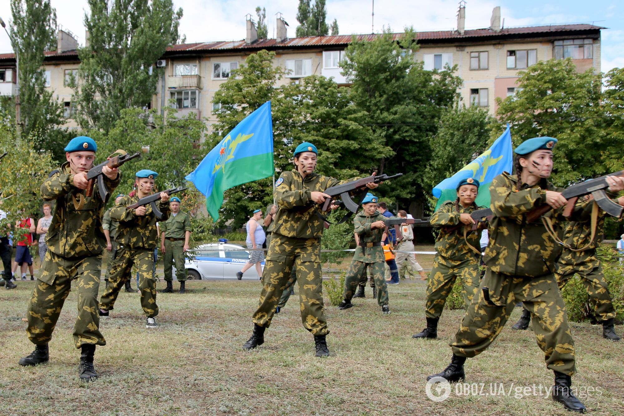 Школьники празднуют в оккупированном Донецке день ВДВ РФ. 2 августа 2020 г.