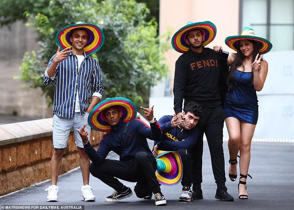 Группа друзей, одетых в сомбреро, направляется в город Сидней на прощание с 2020 годом