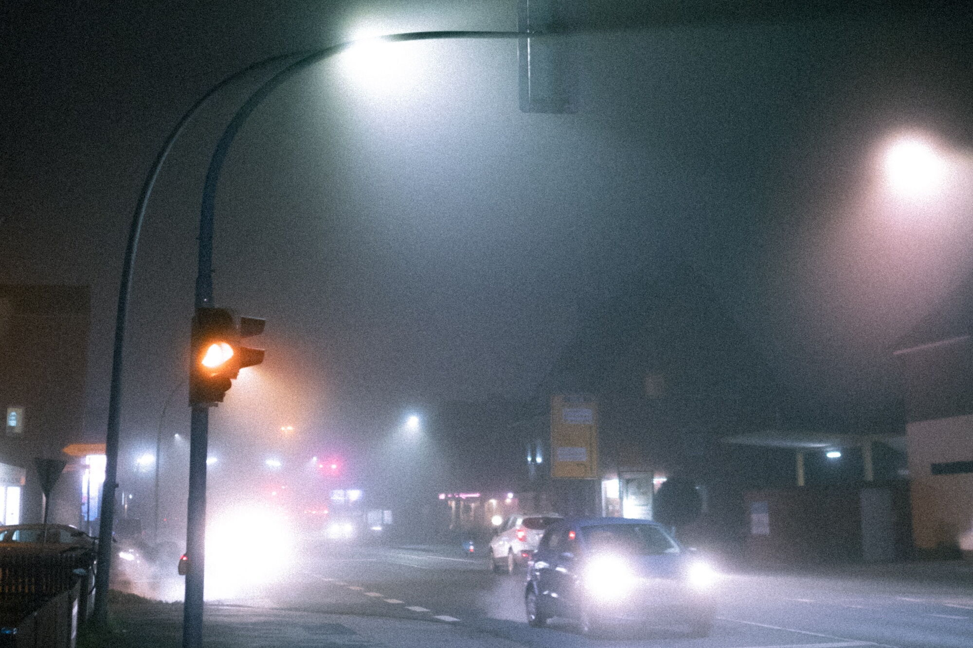 Попав в зону тумана важно незамедлительно снизить скорость до 30-50 км/ч, а в случае очень плохой видимости – до 25 км/ч
