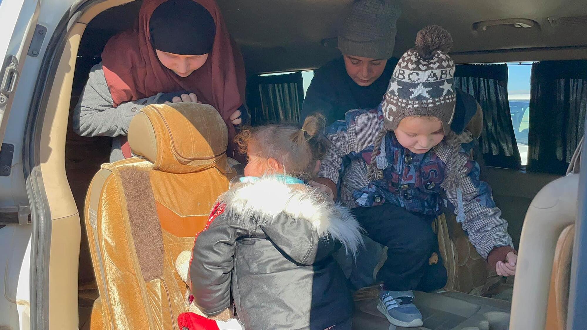 Українських жінок і дітей звільнили з сирійського табору. Перші фото