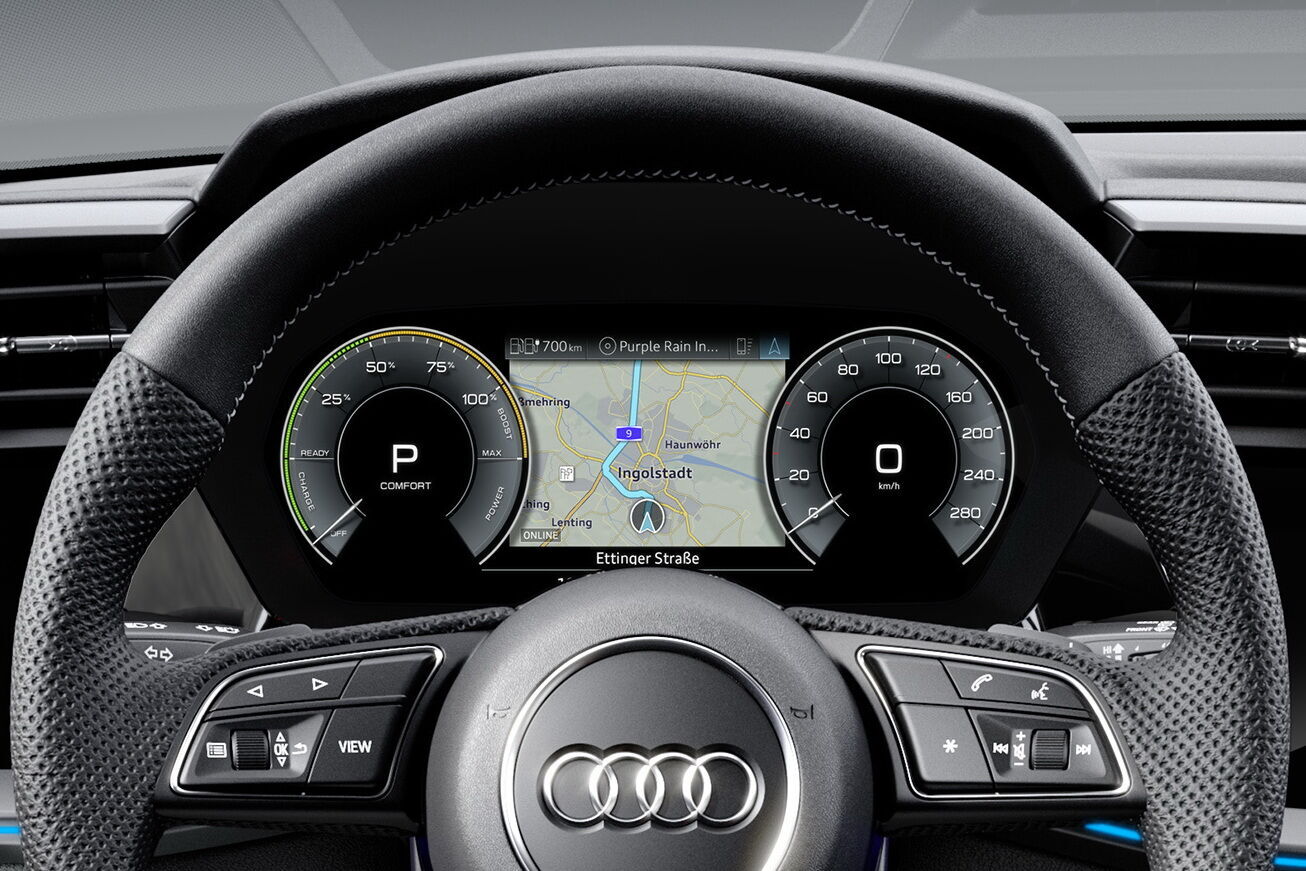 Про електричну складову автомобіля свідчить нова графіка віртуальної панелі: замість показань тахометра на неї виводяться дані про рівень заряду батареї та інші параметри