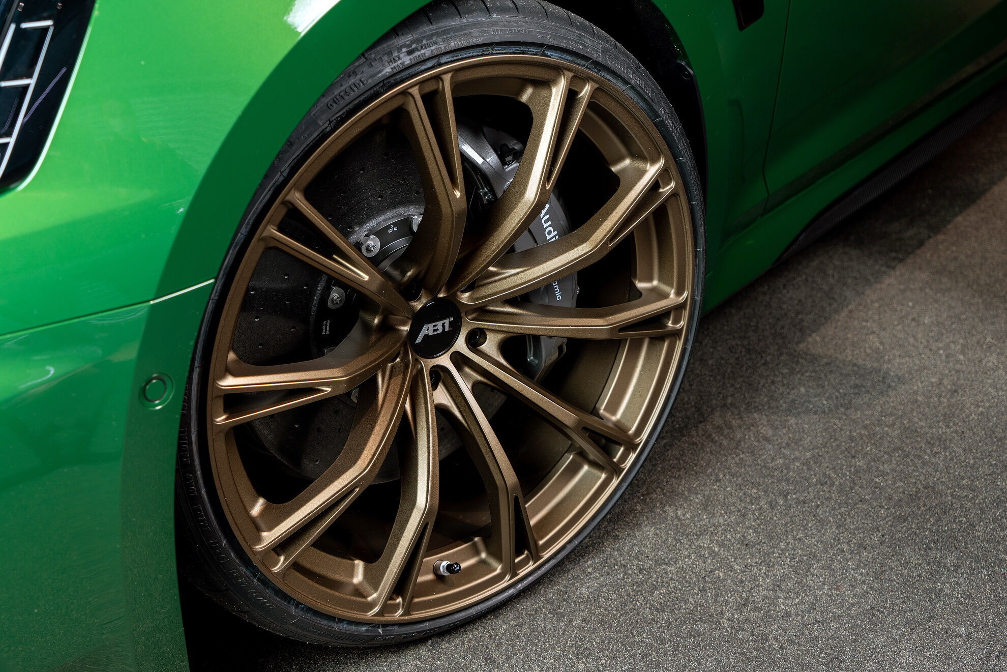 Ажурні 21-дюймові легкосплавні диски Abt Sport GR особливого кольору Racing Gold matt доповнюють образ