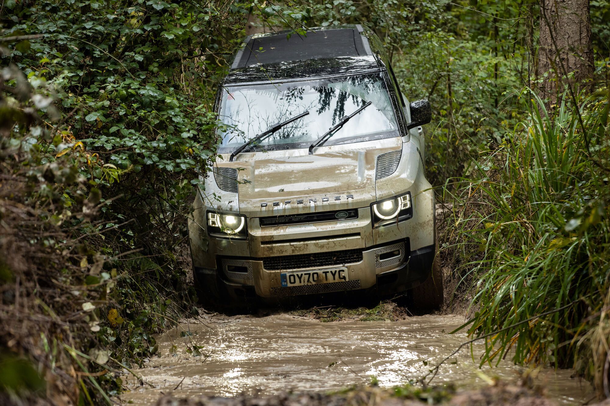 Land Rover Defender получил сразу две награды премии Top Gear Awards – "Автомобиль Года" и "Неудержимая сила".