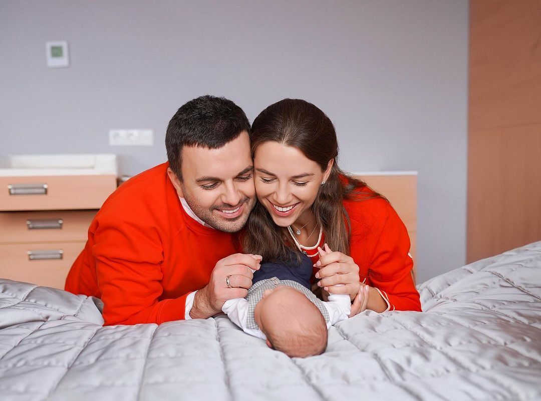 Григорій Решетник з дружиною і новонародженим сином.