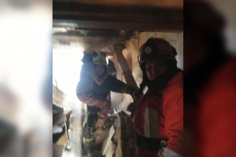 Спасатели достали из-под завалов девочку