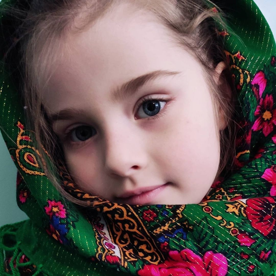 Маленькие жительницы Украины отмечают Всемирный день украинского платка