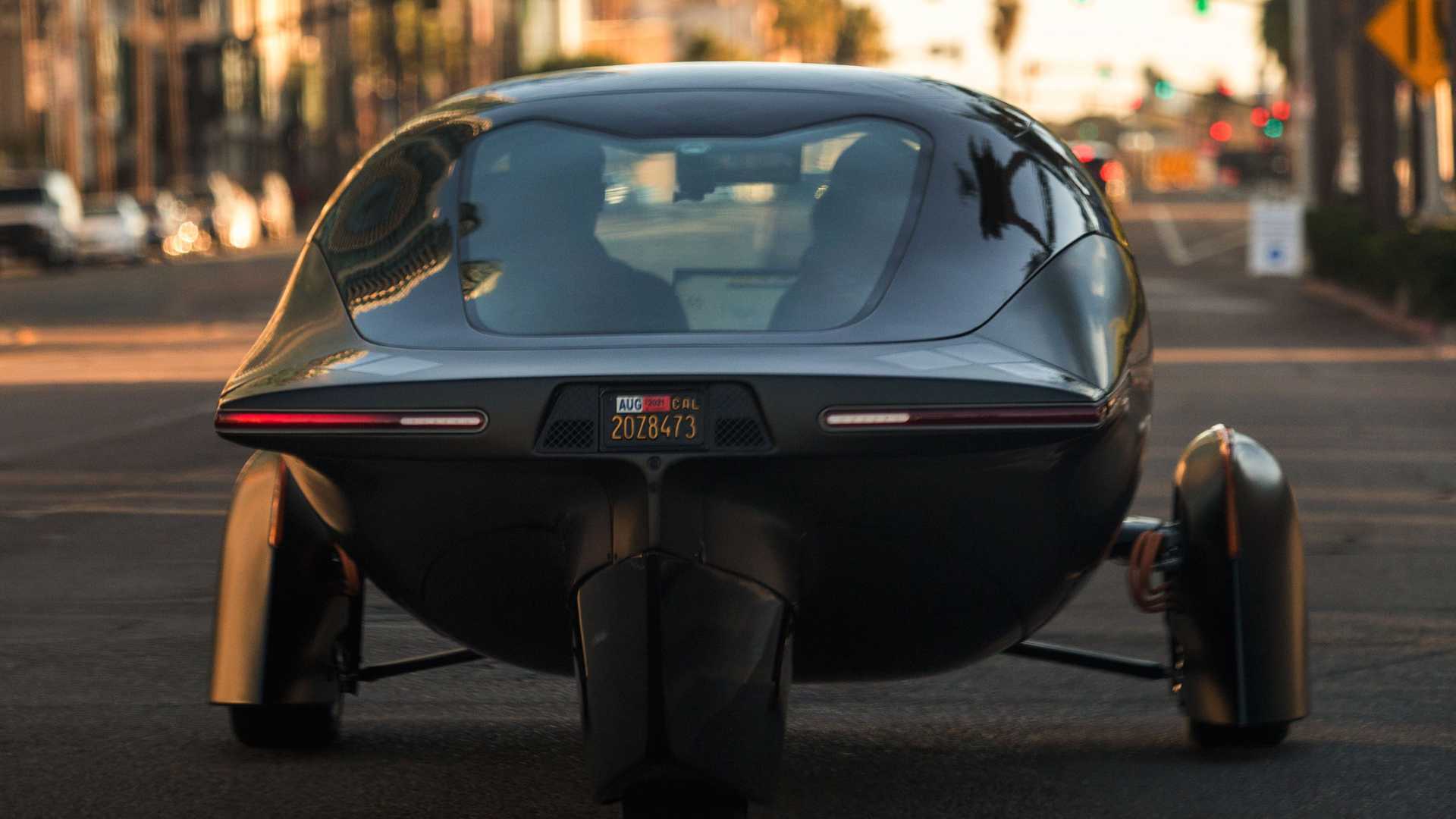 Еще одна особенность электрокара - большая площадь остекления