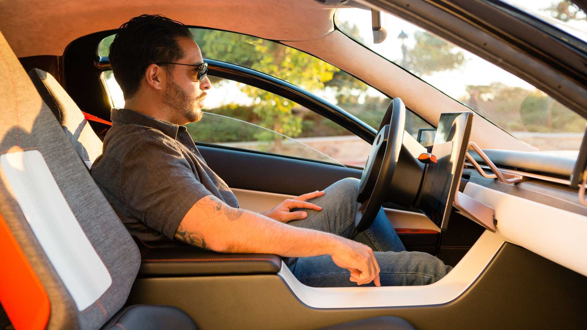 Салон Aptera Paradigm похож на "Теслу" – минимализм в оформлении передней панели и большой экран по центру