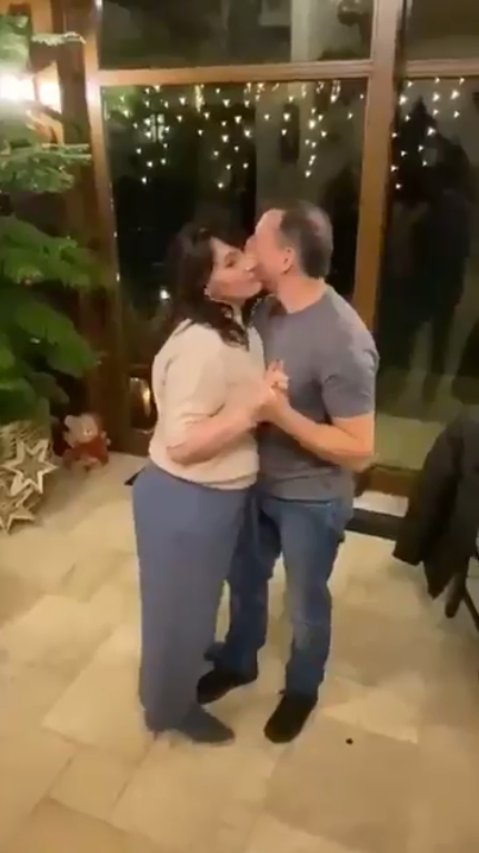 Поцілунок Олега Ляшка з дружиною