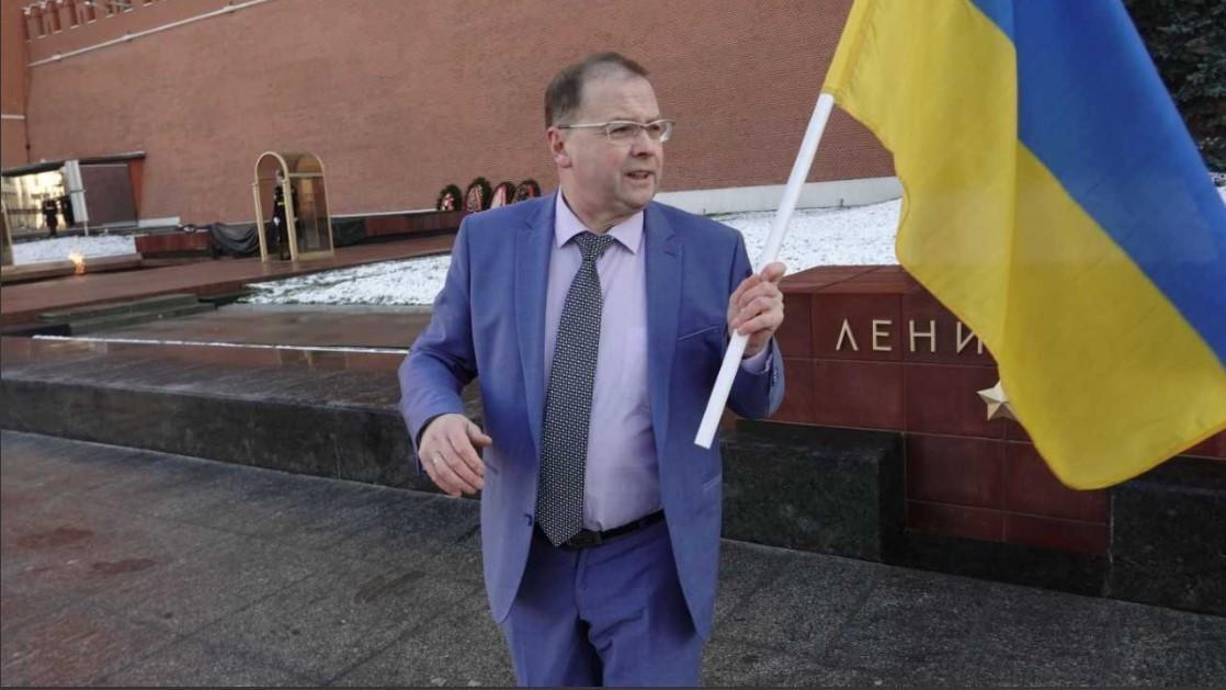 Юдин принес под Кремль флаг Украины