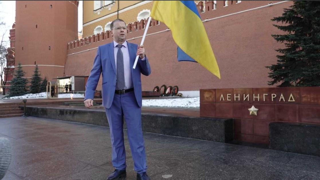 Гражданин России Михаил Юдин провел у стен Кремля в Москве одиночный пикет