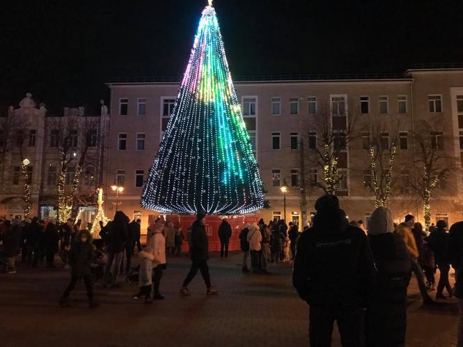 У неділю, 6 грудня, біля міської ялинки зібралися сотні мешканців Хмельницького
