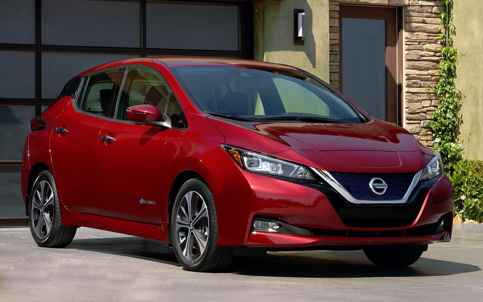 Nissan Leaf 2 покоління випускається з 2017 року