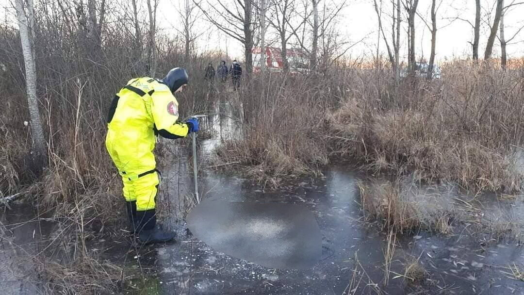 Щоб витягти тіло з льоду, залучали рятувальників.
