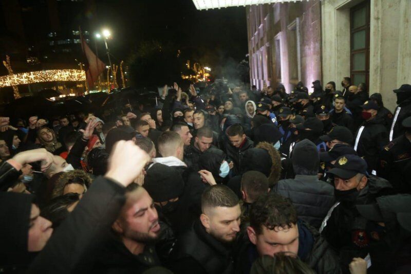 Протестующие атаковали министерство внутренних дел