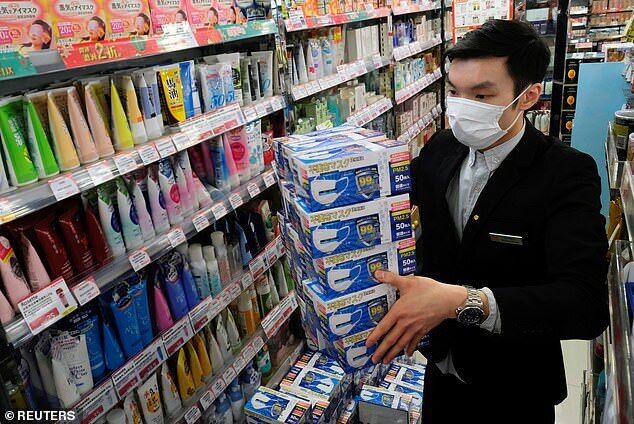 Продавец перепродает коробки с хирургическими масками