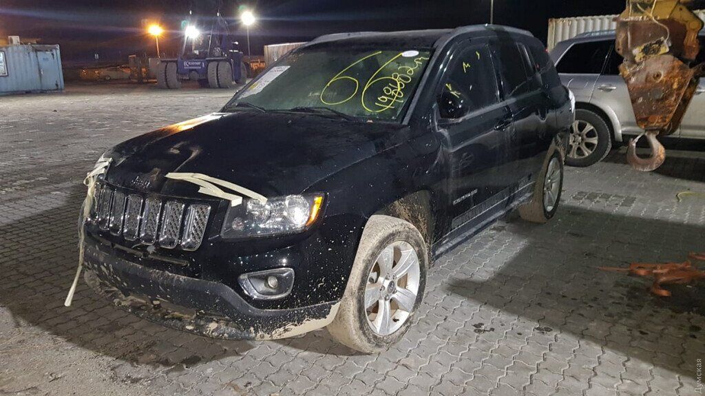 Одесские таможенники выявили два авто из США с боеприпасами