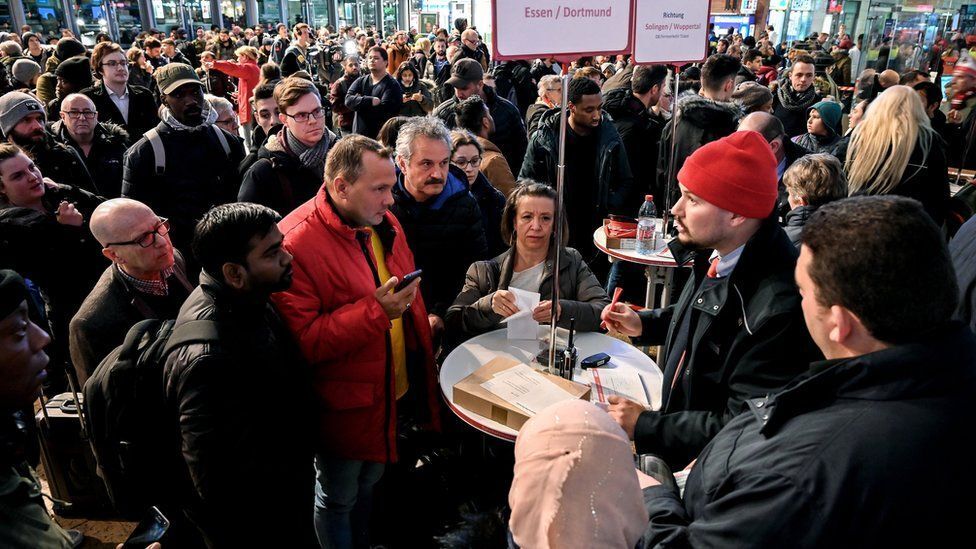 Пасажири намагаються отримати інформацію про затримання потягів від співробітників німецької залізниці на центральному вокзалі Кельна