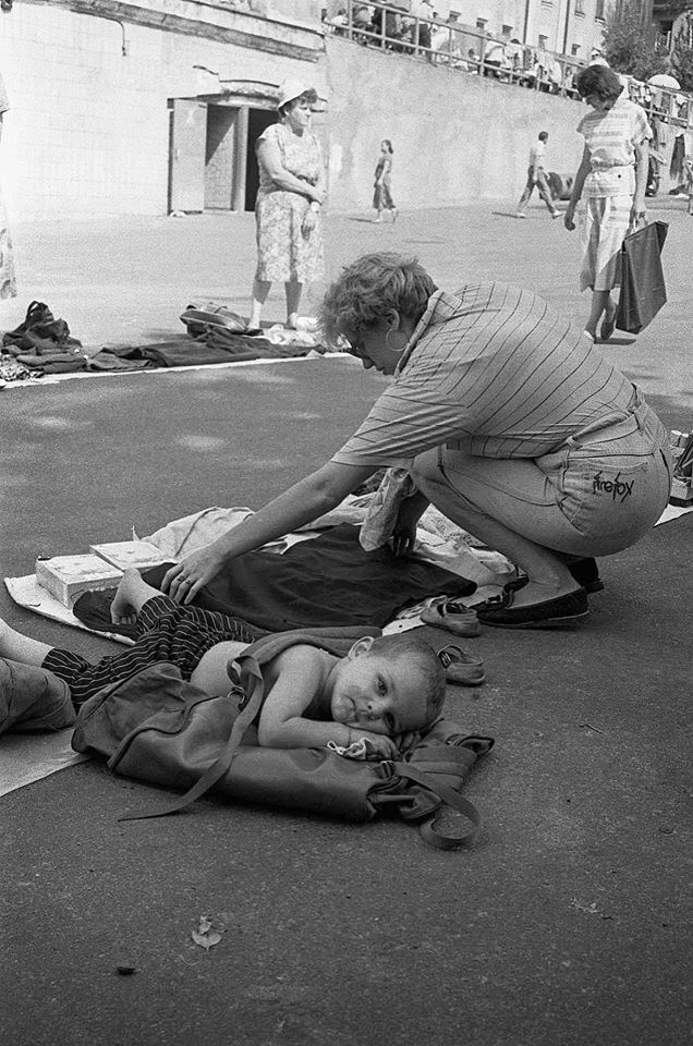 Мати з дитиною на ринку Києва