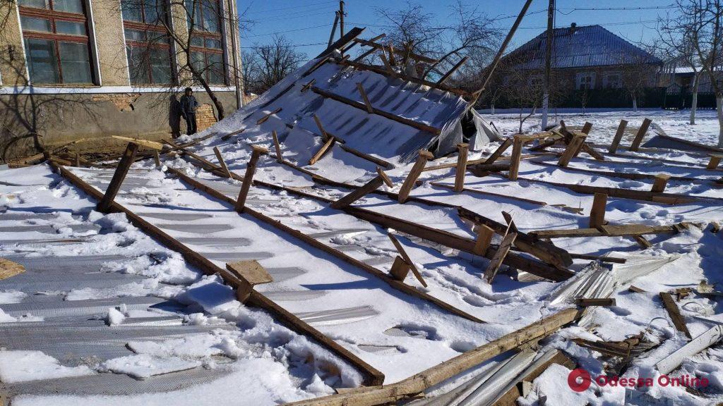 На півдні Одещини сильний вітер зірвав дахи двох шкіл