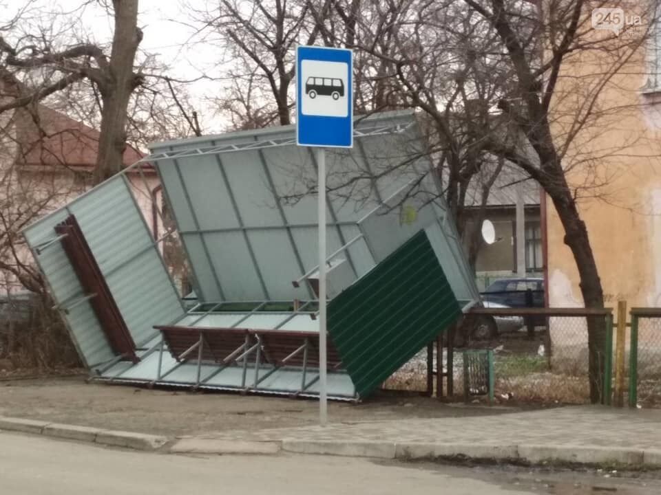 Непогода в Украине сорвала крыши и остановки. Жуткие фото и видео