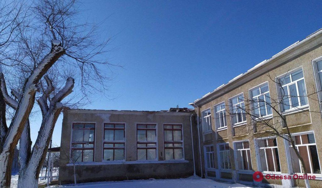 На юге Одесщины сильный ветер сорвал крыши двух школ