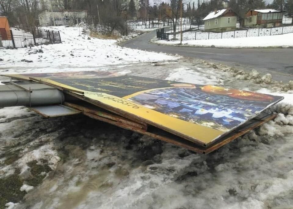 Негода в Україні позривала дахи та зупинки. Моторошні фото і відео