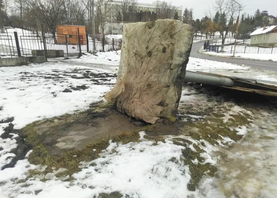 Негода в Україні позривала дахи та зупинки. Моторошні фото і відео