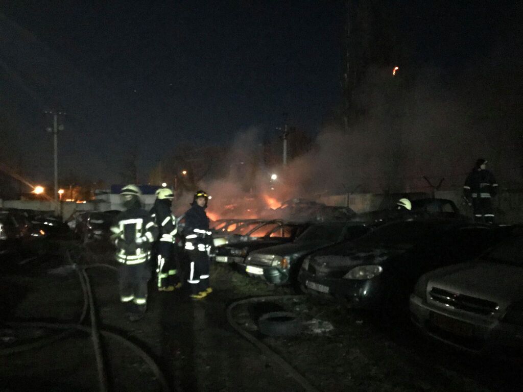 В Одессе на штрафплощадке дотла сгорели автомобили