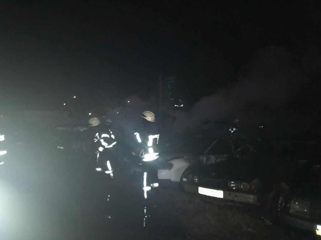 В Одесі на штрафмайданчику дощенту згоріли автомобілі