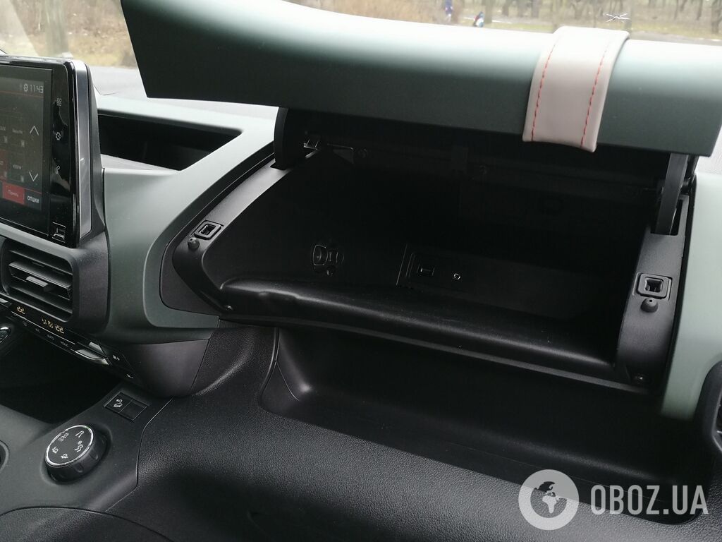 Citroen Berlingo має два перчаточних відділення – зверху і знизу приладовій панелі