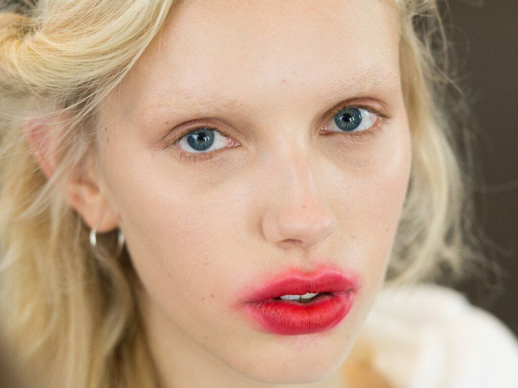 Радужные тени и размытый контур губ: топ-4 главных тренда в макияже 2020