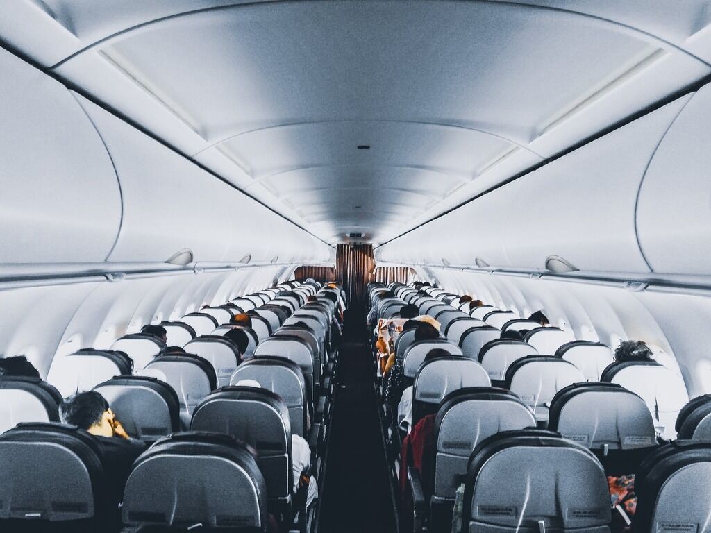 Як вижити в авіакатастрофі: названі найбезпечніші місця в літаку