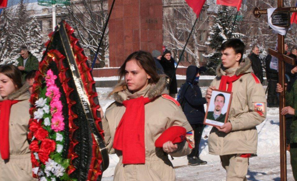 У "ЛНР" показали, як масово хоронять пособників окупантів