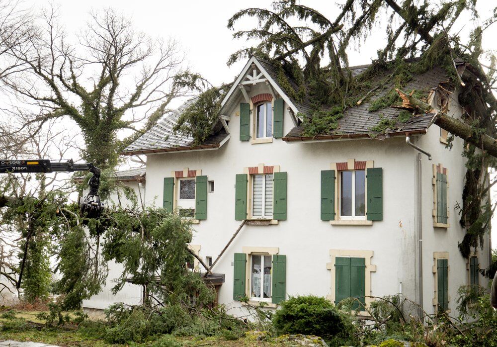 Деревья упали на дом в Монтмоллине, Швейцария