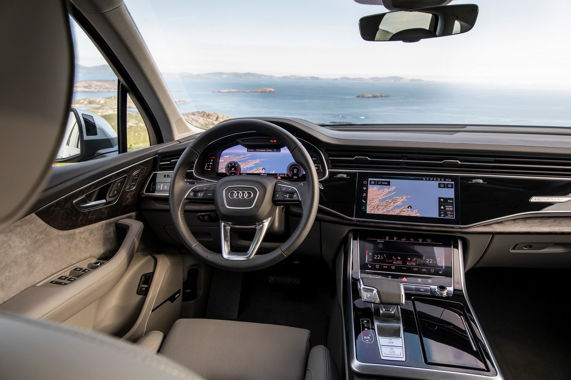 Интерьер базовой Audi Q7 выглядит достойно