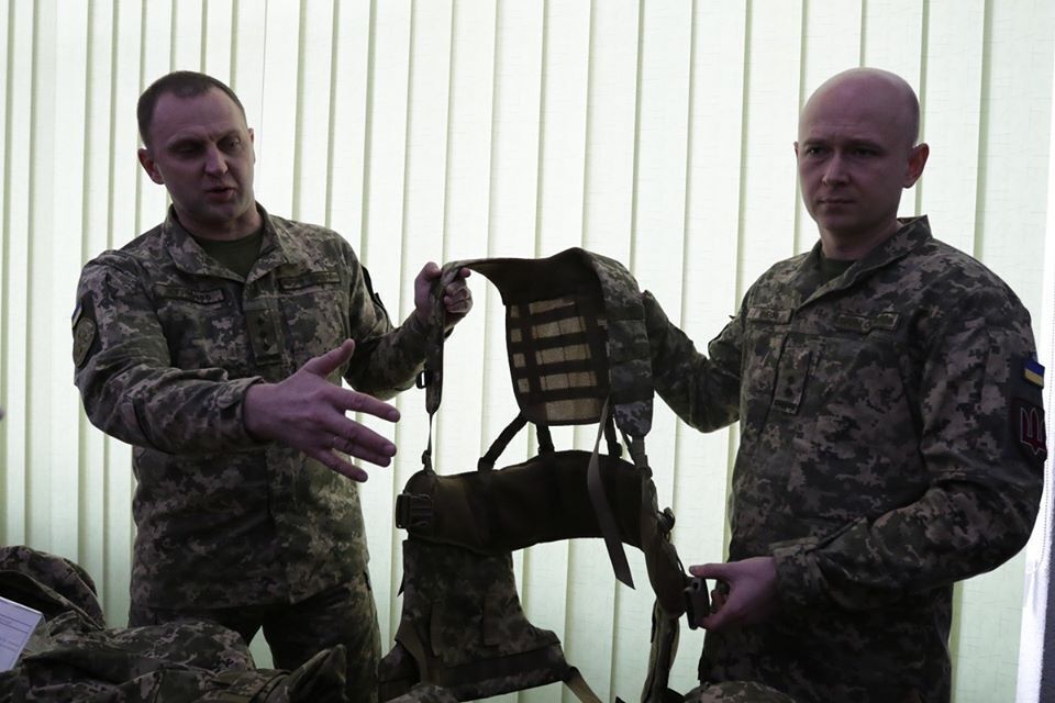 Спецодяг, берці і кобура: у ЗСУ показали новітнє обладнання для військових