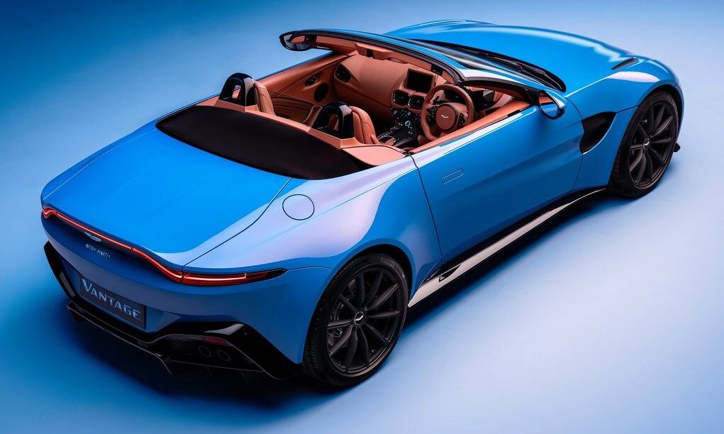 С опущенной крышей новый Aston Martin Vantage Roadster выглядит очень элегантно
