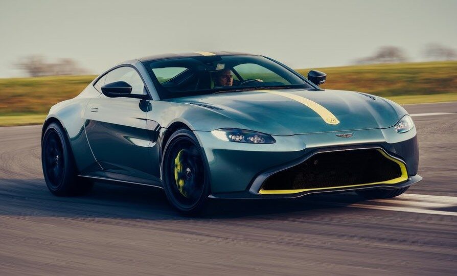 Купе також існує в полегшеній модифікації Aston Martin Vantage AMR, проте невідомо, чи отримає її новий родстер