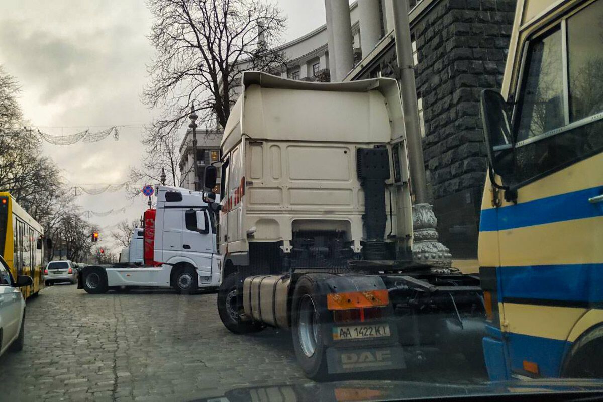 Під Кабміном і на під’їздах до Києва зібралися десятки фур