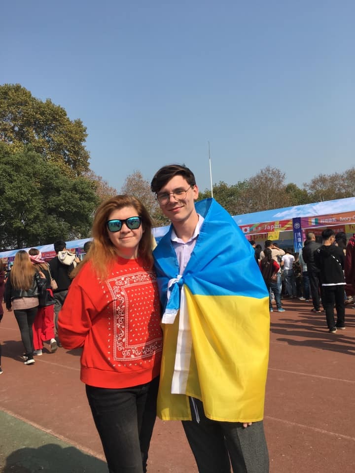 Ірина Чуйко з другом Данилом на Міжкультурному фестивалі в Уханьскому університеті, листопад-2019