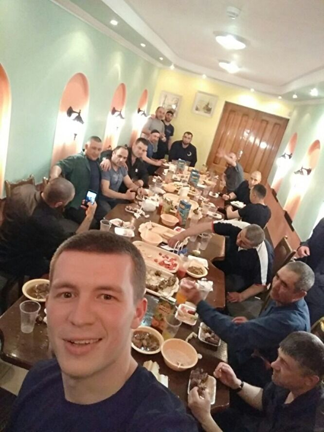 Заур Дадаєв: спливли фото застілля в колонії з вбивцею Нємцова