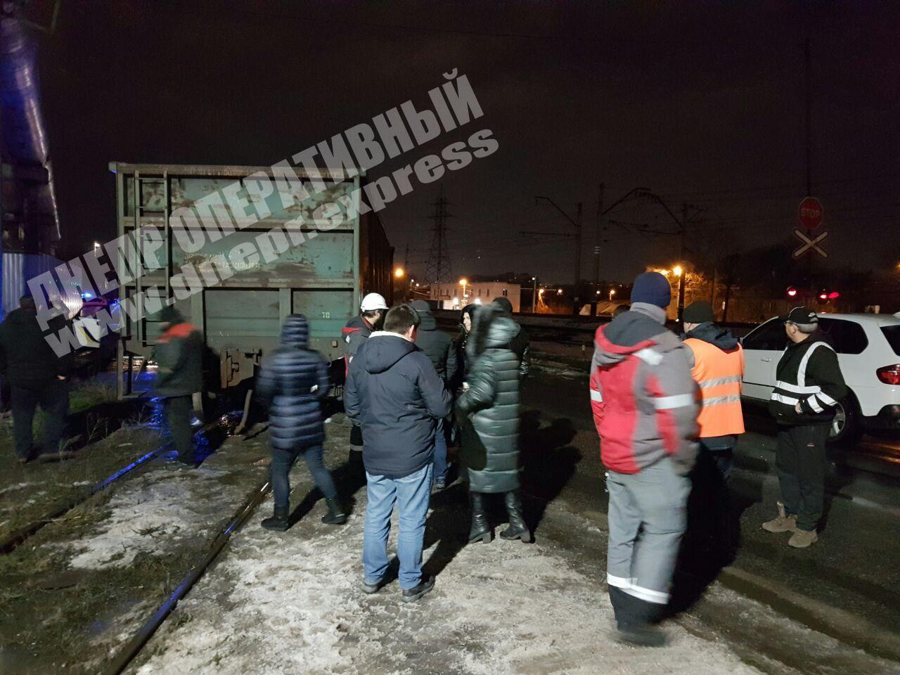 В Днепре авто влетело в поезд