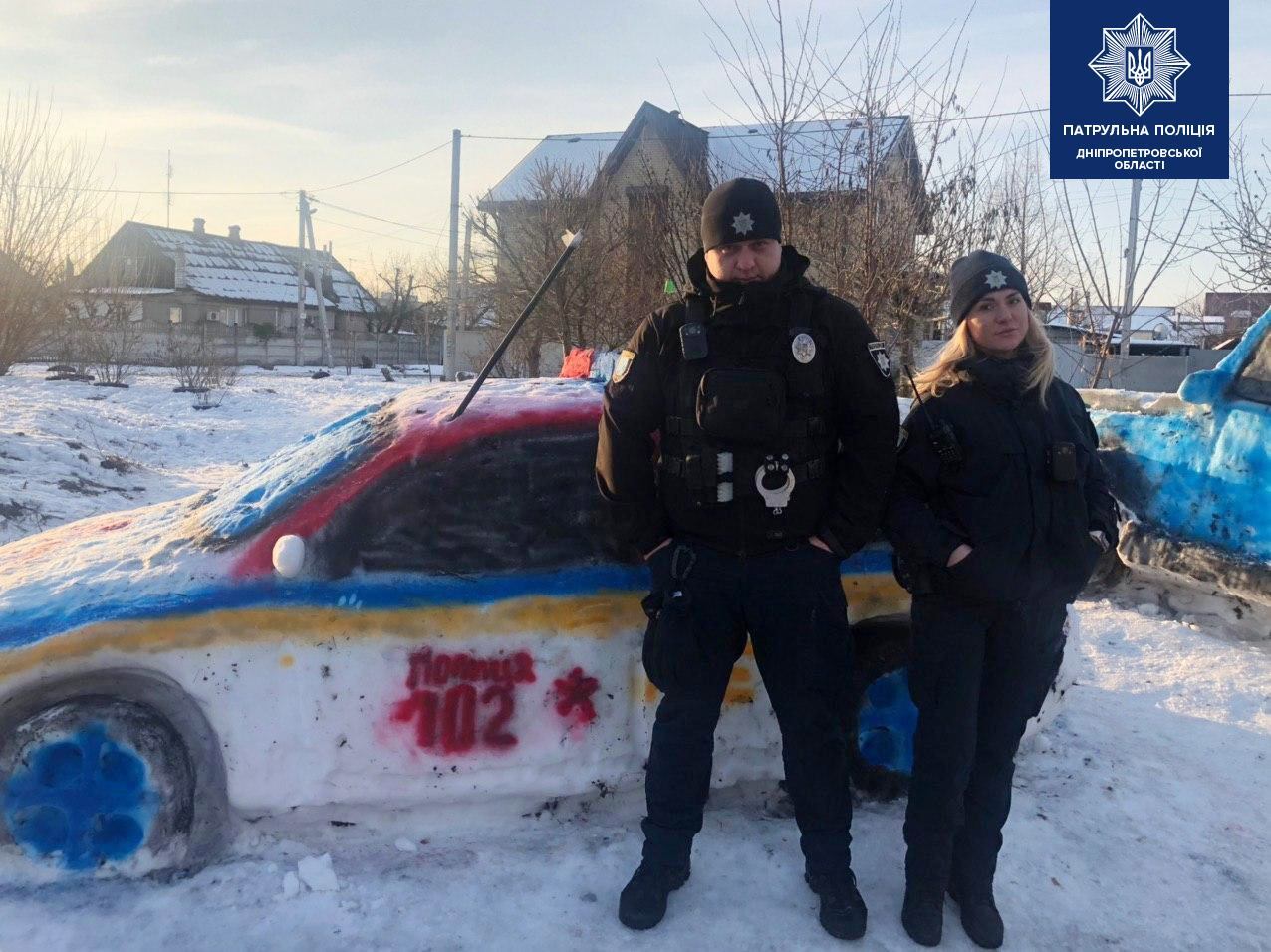 В Днепре из снега слепили патрульную машину и вызвали полицию: забавные фото